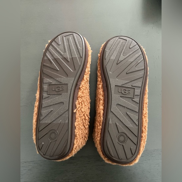 UGG Plushy Slippers - Brand New in Box - Picture 3 of 5